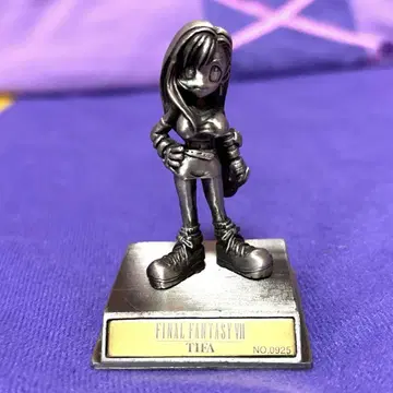 파이널 판타지 VII 티파 시리얼 넘버가 들어간 브론즈 상