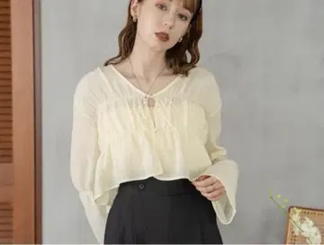Hinari 히나리 플레어 슬리브 셔링 블라우스 아이보리