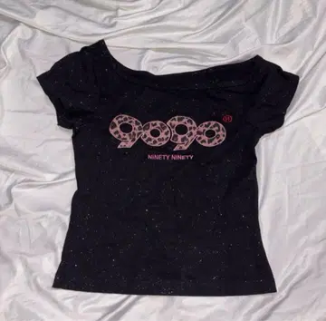 9090girl OG 로고 오프숄더 글리터 티셔츠