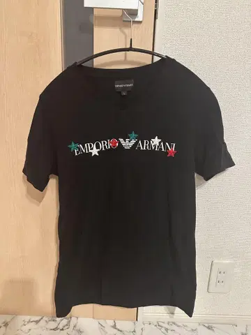 엠포리오 아르마니 EMPORIO ARMANI 블랙 V넥 티셔츠