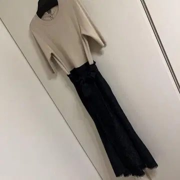 베이지 니트 탑과 네이비 스커트 세트