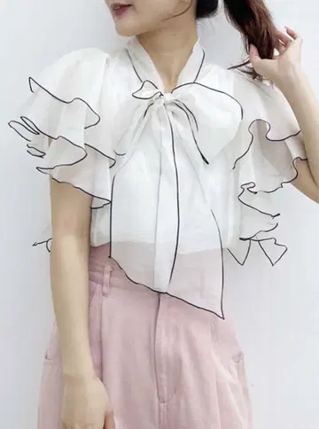 dazzlin 시어 파이핑 프릴 블라우스 화이트