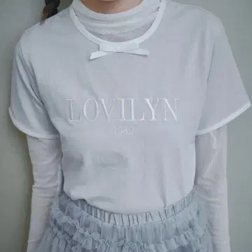lovilyn 로고 자수 리본 코튼 티셔츠