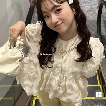 nugu pitee 볼륨 크롭 반팔 블라우스 una