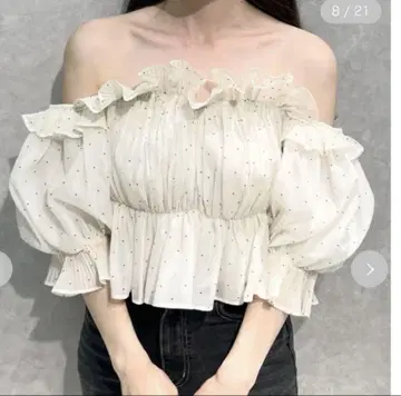 SNIDEL 볼륨 개더 프릴 오프숄더 블라우스 도트