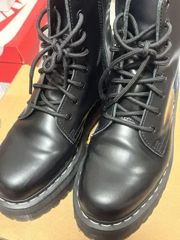 Dr. Martens JADON 화이트 스티치 8 홀 부츠 UK7
