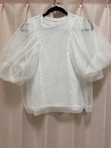 Mila Owen 볼륨 슬리브 튤 레이어드 상의