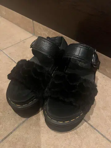 Dr.Martens VOSS QUAD FLUFFY 통굽 샌들 하트