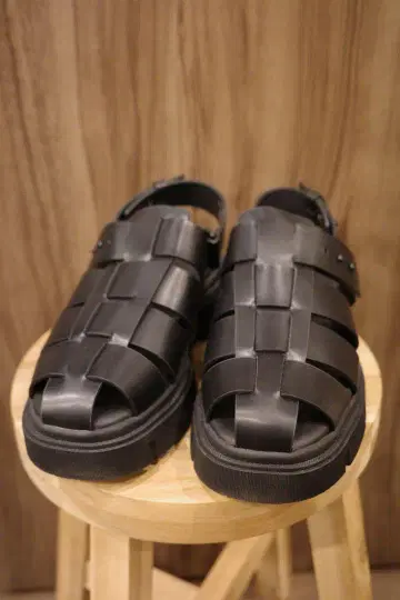 자라 블랙 통굽 구르카 샌들