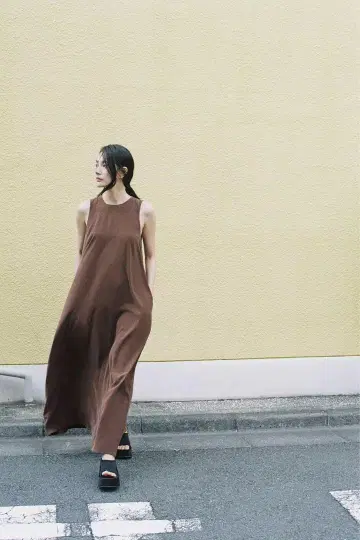 볼륨감 있는 미디 길이의 원피스