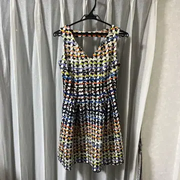 리나시멘토 RINASCIMENTO 멀티 컬러 슬리브리스 미니 원피스