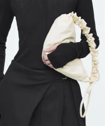 새상품 COS 프릴 숄더백 RUFFLE SHOULDER BAG