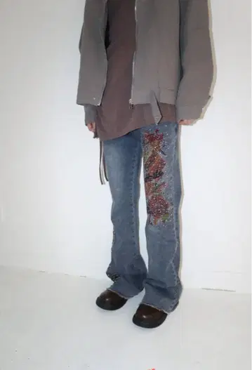 비즈 장식 부츠 컷 데님