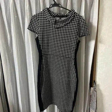블랙과 화이트 체크 무늬 원피스