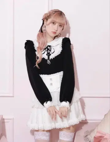 NOEMIE 노에미 아가씨 하트 참 레이스업 티셔츠 블랙