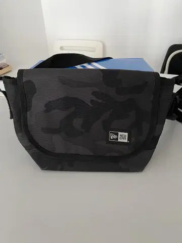 New Era 블랙 카모플라주 메신저 백