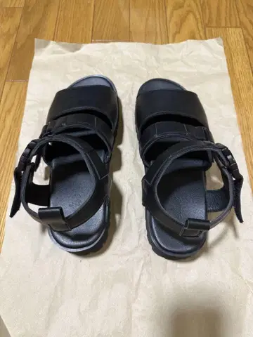 웰라이즈 볼륨 하이 밑창 PU 가죽 메탈 버클 벨트 샌들