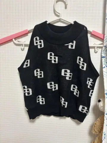 GYDA 로고 블랙 슬리브리스 니트