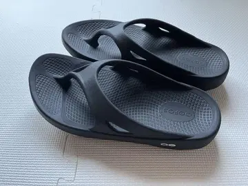 Oofos 블랙 비치 샌들 M8-9