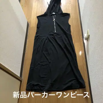 후드 부착 블랙 슬리브리스 원피스