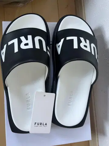훌라 샌들 로고