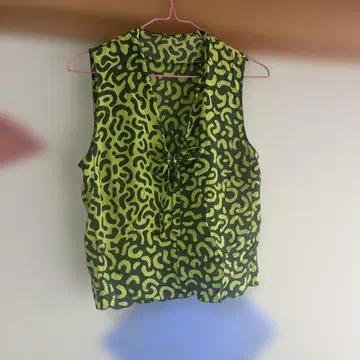 RENA RANGE 슬리브리스 블라우스 그린과 블랙 패턴