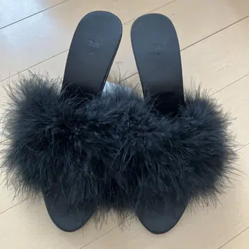 퍼가 달린 블랙 뮬 37