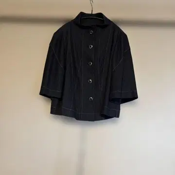 Yukiko Hanai의 케이프 스타일 자켓