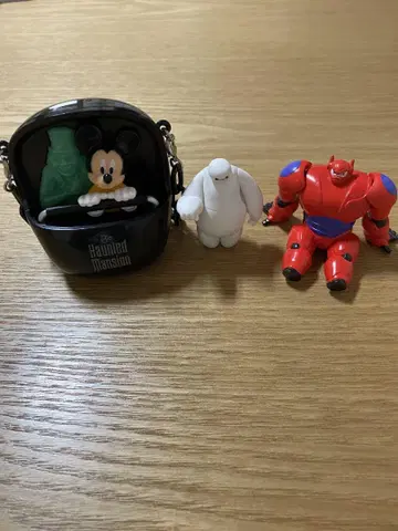 미키 구미 케이스와 베이맥스 피규어
