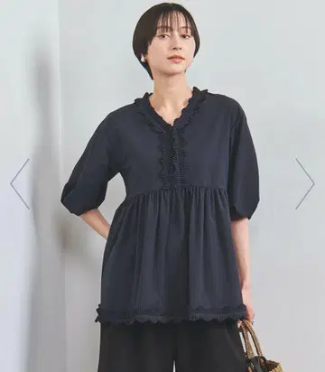 유나이티드 애로우즈 턱 프릴 V넥 하프 슬리브 블라우스 네이비
