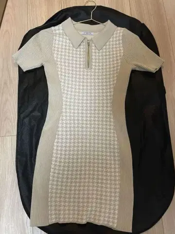 립 서비스 쉐이딩 라인 하프 지퍼 원피스 베이지