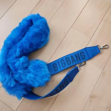 BIGBANG 퍼 숄더 스트랩 파랑 V.I 선리