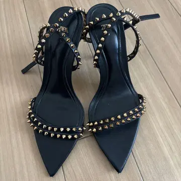 자라 스터드 장식 블랙 샌들 35