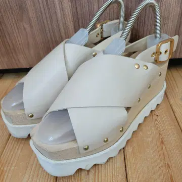 베이지 가죽 크로스 스트랩 샌들