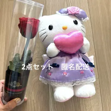 헬로키티 봉제 인형과 프리저브드 레드 장미