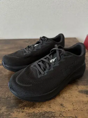 HOKA RINCON 블랙 스니커즈