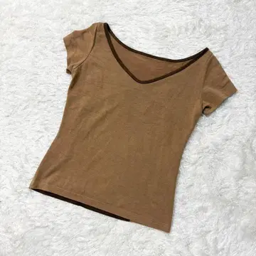 새상품급 반팔 티셔츠 V넥 브라운 패치워크 디자인 큐빅