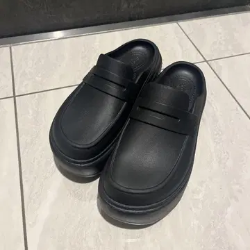 펄스 Crocs 블랙 크로그 샌들