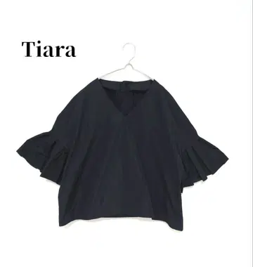 Tiara 티아라 플레어 슬리브 블랙 상의