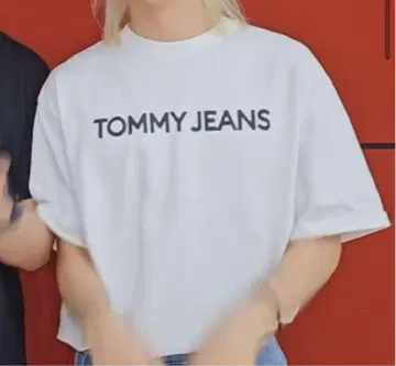 스키즈 필릭스 착용 모델 TOMMYJEANS 뉴 클래식 티셔츠