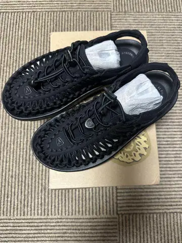 KEEN UNEEK 샌들 블랙 US 6