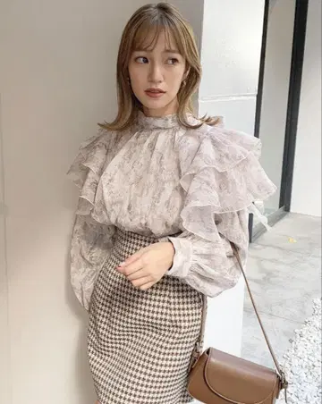 dazzlin 프릴 모듬 리본 긴팔 블라우스 베이지