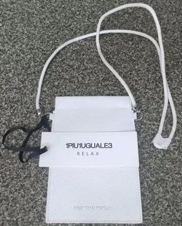 택 포함 1PIU1UGUALE3RELAX 화이트 카우 가죽 스트랩 파우치