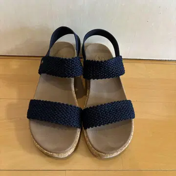 스케쳐스 새상품급 한 번만 착용한 네이비 샌들 26.0