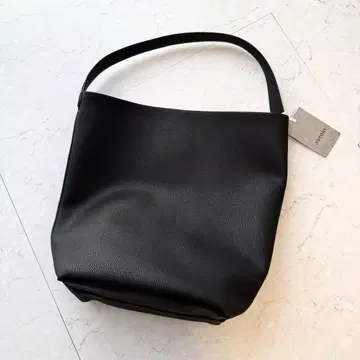 새상품 JISTORY ONE HANDLE BAG 블랙