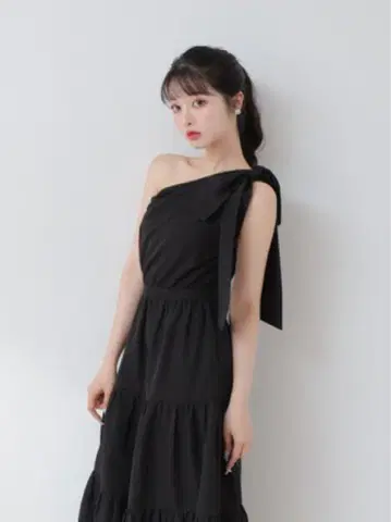 엠미에메 한쪽 어깨 리본 플레어 원피스
