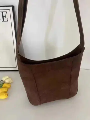 브라운 스웨이드 숄더백