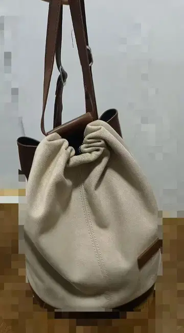 베이지 스웨이드 드로우 스트링 숄더백