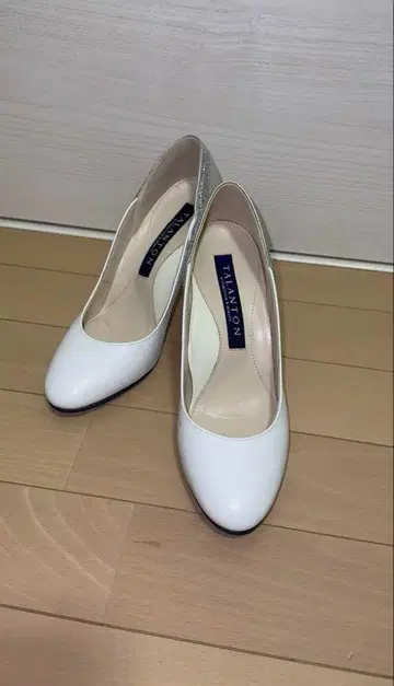 화이트 메탈릭 악센트 하이힐