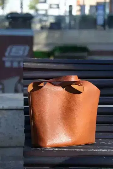 브라운 가죽 토트백 핸들 포함